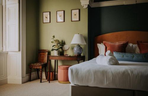 Grange-over-Sands Apartamento | The Pheasant Lodge Spacious Cosy Georgian Apartment with Garden Views & Log Fire