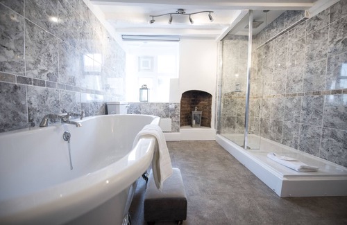 Chester Hotel | The Pied Bull