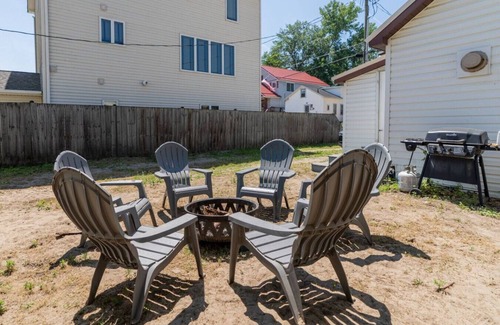 Irving Casa | The Pietroman: Cottage in Sunset Bay with Fire Pit