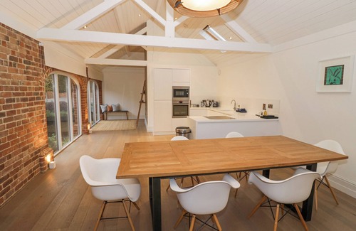 Moreton Cabaña | THE PIGGERY, pet friendly, luxury holiday cottage in Welland