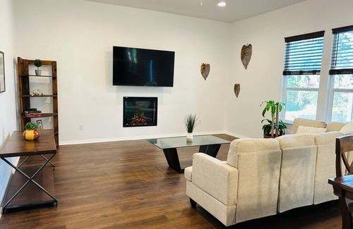 Bastrop Casa | The Coziest Pine House!