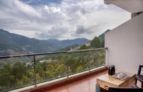Dharampur Apartamento | The Pine Trails Kasauli I Guaranteed Best Price I Serviced Villa I Open Air Rooftop I Couple Friendly I Pvt Balcony I Kasauli By Exotic Stays