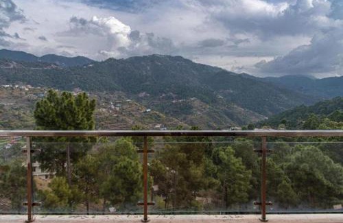 Dharampur Apartamento | The Pine Trails Kasauli I Guaranteed Best Price I Serviced Villa I Open Air Rooftop I Couple Friendly I Pvt Balcony I Kasauli By Exotic Stays