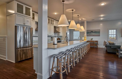 Ocean Isle Beach Casa | The Pineapple Beach Club, un retiro majestuoso frente al mar (para 36 personas).