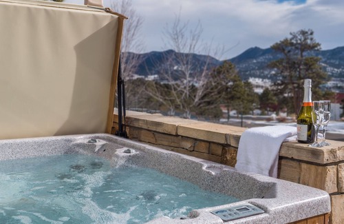 Stanley Hills Condominio | The Pinecone Cottage, private hot tub w/ mountain views!