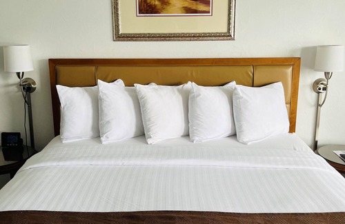 Owosso Hotel | The Pines Country Inn