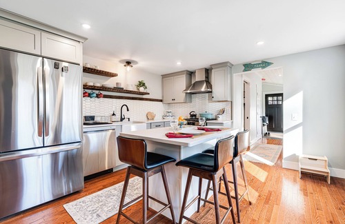 Norwich Casa | The Pines- Luxury Norwich home 5 miles to Dartmouth