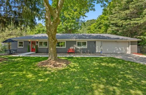 Saugatuck Casa | The Pines-Petsfenced yardhot tub town