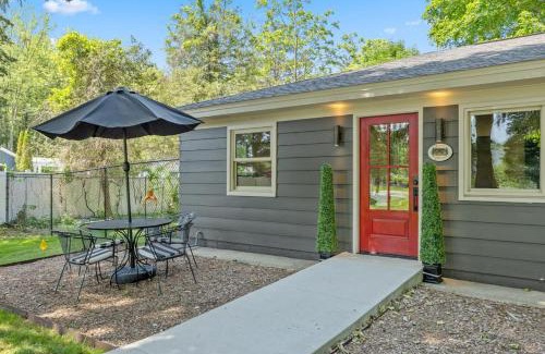 Saugatuck Casa | The Pines-Petsfenced yardhot tub town