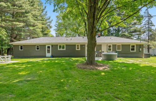 Saugatuck Casa | The Pines-Petsfenced yardhot tub town