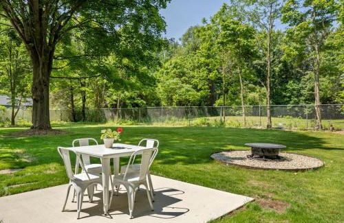 Saugatuck Casa | The Pines-Petsfenced yardhot tub town