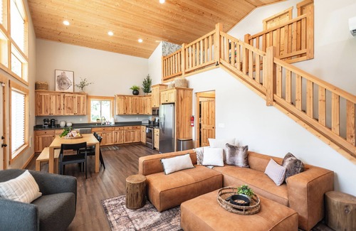 Cle Elum Casa | The Pinewood is a fully re-decorated mountain home with outdoor sauna, hot tub and fire pit, as well as an indoor wood-burning fireplace, record player and much more!