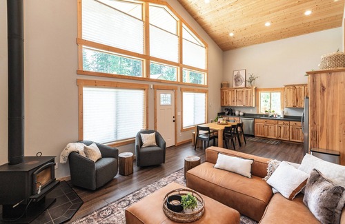 Cle Elum Casa | The Pinewood is a fully re-decorated mountain home with outdoor sauna, hot tub and fire pit, as well as an indoor wood-burning fireplace, record player and much more!