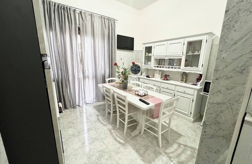 Carosino Casa | The pink corner is a facility located in a small town a few kilometers from the sea