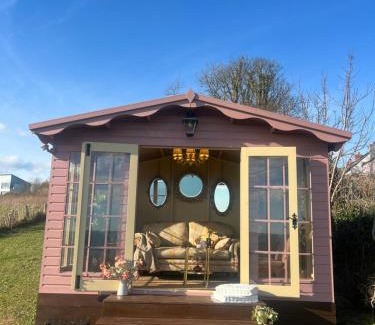 Carrickfergus Apartamento | The Pink Cottage upstairs suite & Garden Summer Room