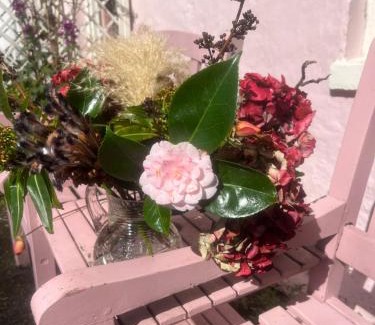 Carrickfergus Apartamento | The Pink Cottage upstairs suite & Garden Summer Room