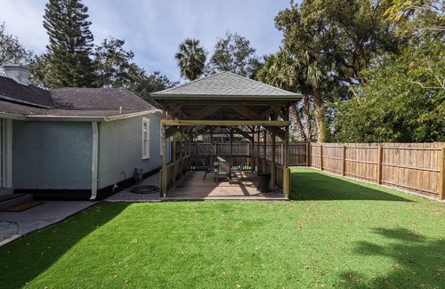 Sanford Cabaña | The Pink Door Cottage-Historic Sanford