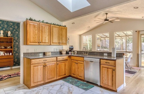 West Linn Casa | Eclectic West Linn Home walking distance to shops and dining