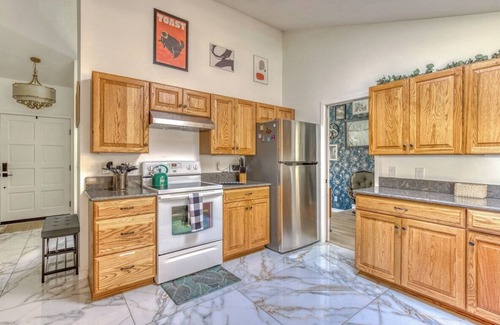 West Linn Casa | Eclectic West Linn Home walking distance to shops and dining