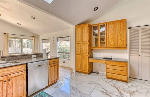 West Linn Casa | Eclectic West Linn Home walking distance to shops and dining