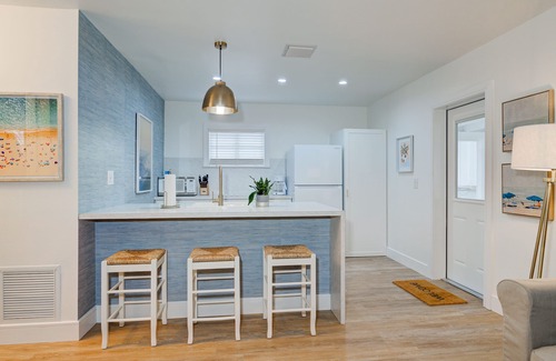 Downtown Dunedin Casa | The Pink Highland Cottage Downtown with outdoor living area
