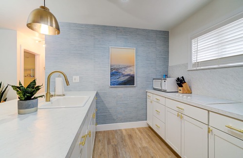 Downtown Dunedin Casa | The Pink Highland Cottage Downtown with outdoor living area