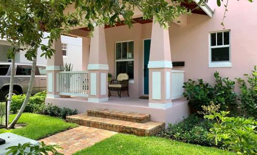 Grandview Heights Casa | The Pink House - Bask in Style Steps from the Convention Center
