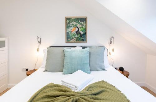 Murthly Casa | The Pinkish House - 4 bed home in the town centre