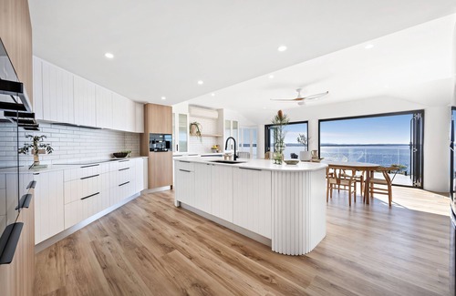 Salamander Bay Casa | The Pinnacle - Breath taking Vistas and Heated Spa on Viewing Balcony