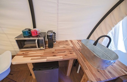 Benton Apartamento | The Pioneer | Real Covered Wagon | King Bed & Bunk