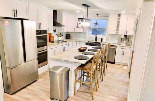 Blue Heron Lake Casa | The Pittstop on Fripp- 4 Bed/3Bath Fully Renovated