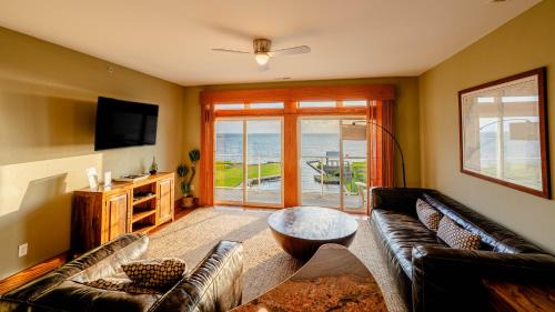 Waves Apartamento | The Planet - Waterfront 3-Bedroom, 3-Bathroom Penthouse Suite at REAL Watersports