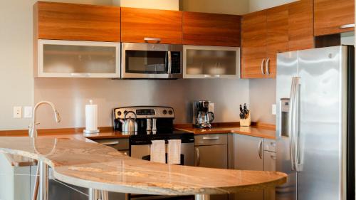 Waves Apartamento | The Planet - Waterfront 3-Bedroom, 3-Bathroom Penthouse Suite at REAL Watersports