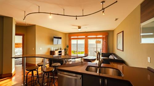 Waves Apartamento | The Planet - Waterfront 3-Bedroom, 3-Bathroom Penthouse Suite at REAL Watersports