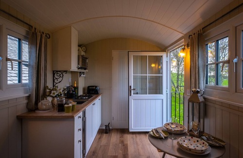 Roosebeck Cabaña | THE PLEASANT HUT AT MOUNTPLEASANT FARM, with a garden in Roose