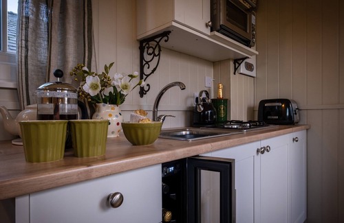 Roosebeck Cabaña | THE PLEASANT HUT AT MOUNTPLEASANT FARM, with a garden in Roose