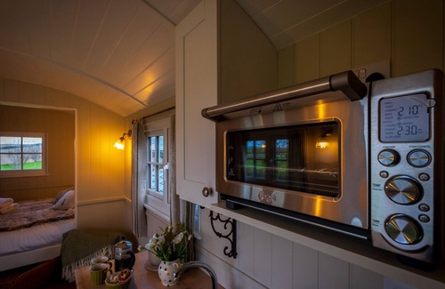 Roosebeck Cabaña | THE PLEASANT HUT AT MOUNTPLEASANT FARM, with a garden in Roose