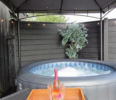 Bawnboy Apartamento | The POD Unique & Stylish Luxury Accommodation With Hot Tub