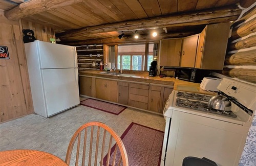 Glidden Cabina | The Pond Cabin | 2 Bed, 1 Bath