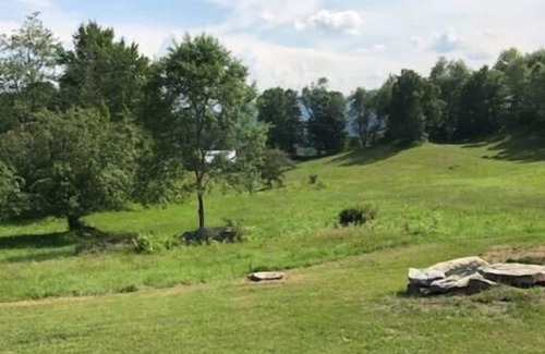Rochester Cabina | The Pond Cabin at Sky Hollow, The Hunter Cabin at Sky Hollow