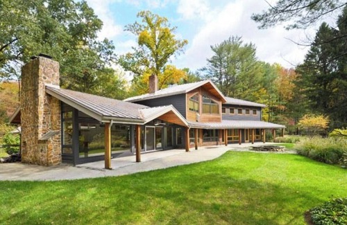 Bernardsville Casa | The Pond: Gorgeous Secluded Property Close to Town