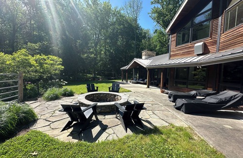 Bernardsville Casa | The Pond: Gorgeous Secluded Property Close to Town