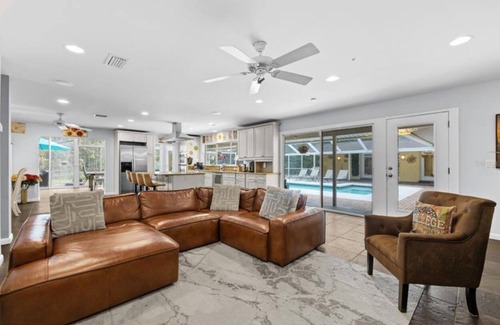Sugarfoot Casa | The Pond House! Large Pool, 10 sleeps, Pool Table, Firepit, 10 min UF