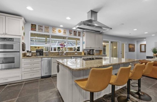 Sugarfoot Casa | The Pond House! Large Pool, 10 sleeps, Pool Table, Firepit, 10 min UF