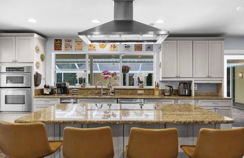 Sugarfoot Casa | The Pond House! Large Pool, 10 sleeps, Pool Table, Firepit, 10 min UF