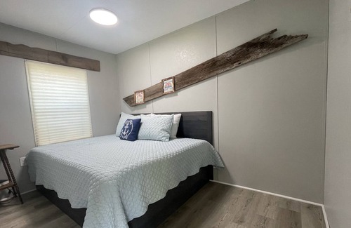 Dandridge Cabaña | The Pontoon! Family-friendly tiny Cottage overlooking lake cove!