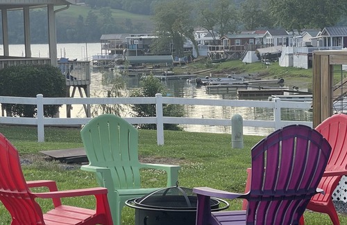 Dandridge Cabaña | The Pontoon! Family-friendly tiny Cottage overlooking lake cove!