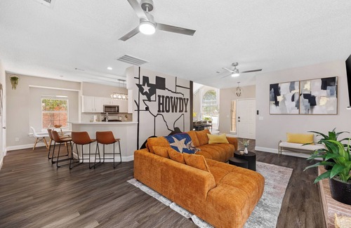 Frisco Casa | The Pony Haus – Pool, Spa +Climbing Wall sleeps 11 in Frisco TX!