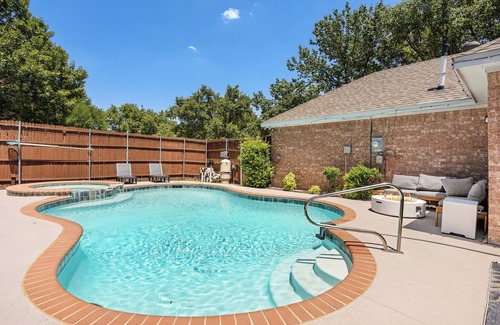 Frisco Casa | The Pony Haus – Pool, Spa +Climbing Wall sleeps 11 in Frisco TX!