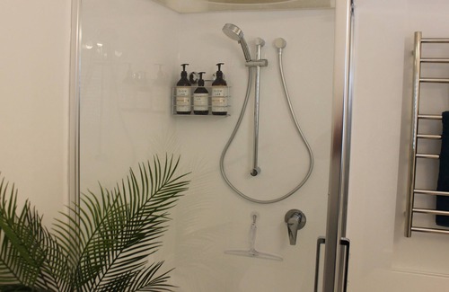 Napier Cama Y Desayuno | The Pool House Bed & Breakfast - Near Marine Parade Napier